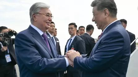 Токаев тепло попрощался с председателем КНР в столичном аэропорту 