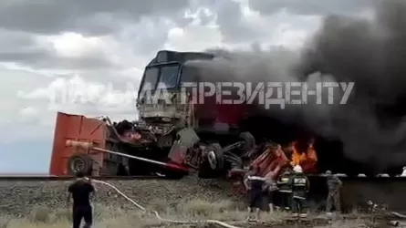 Батыс Қазақстанда жүк көлігі пойызбен соқтығысып, жүргізуші қаза тапты