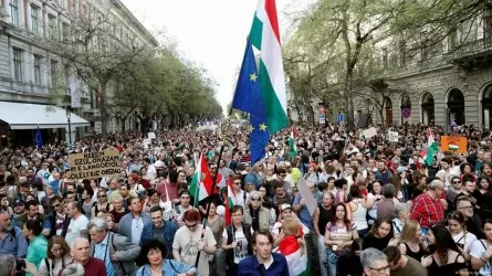 Молчаливым маршем протестует Будапешт против закона об НПО