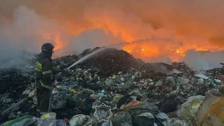 Сразу два полигона загорелись ночью в Алматинской области 