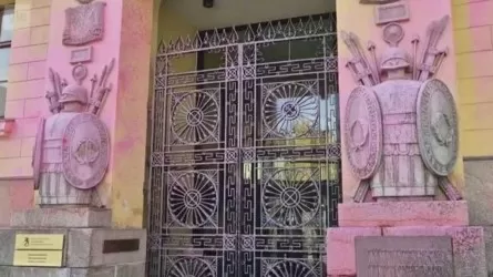 Палестина жақтаушылары Финляндия Қорғаныс министрлігі ғимаратына бояу шашты  