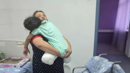 Астанада екі аяғынан айырылған қыздың отбасына баспана берілетін болды