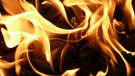 Огнеборцы потушили пожар и предотвратили взрыв в одном из кафе Усть-Каменогорска