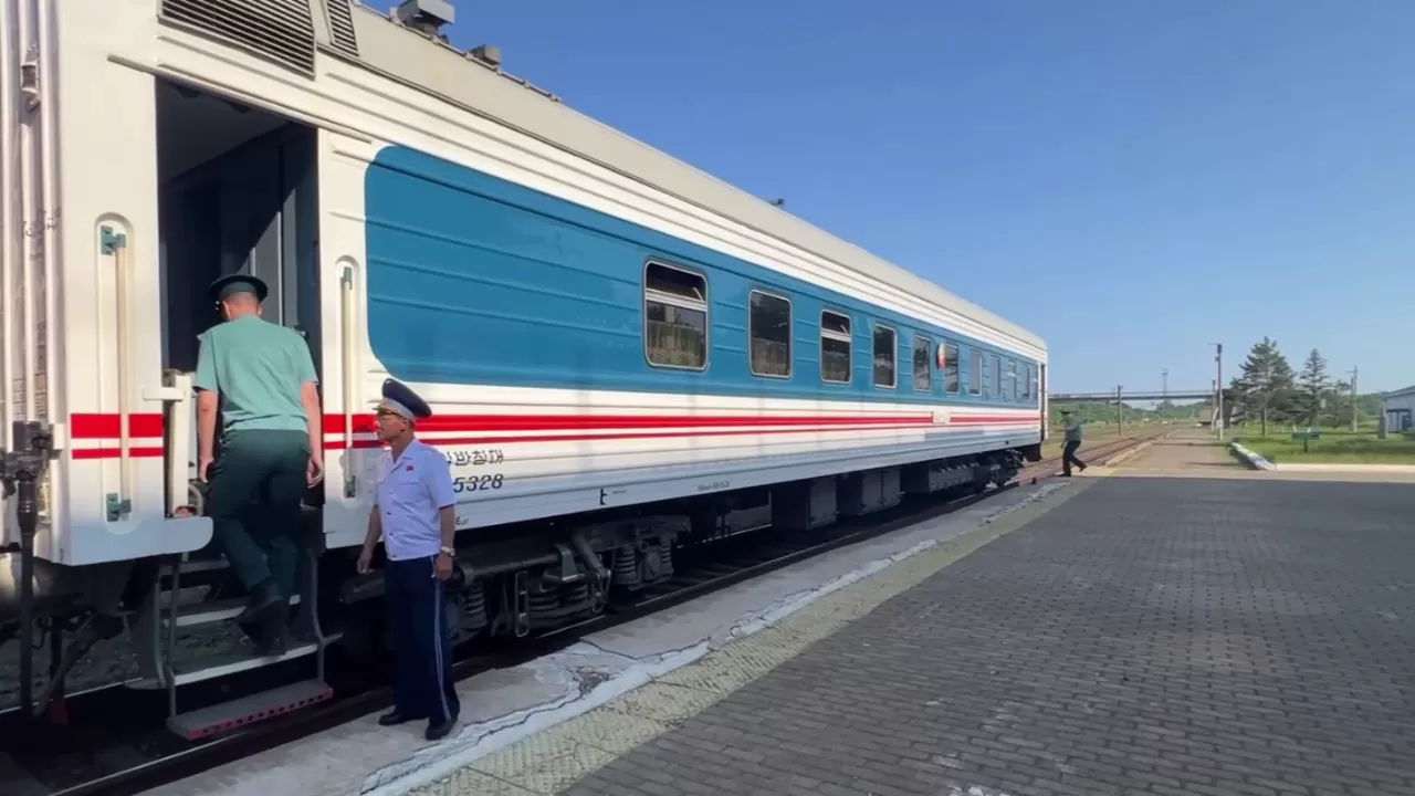 Первый за пять лет поезд "Пхеньян – Москва" встретили в России  