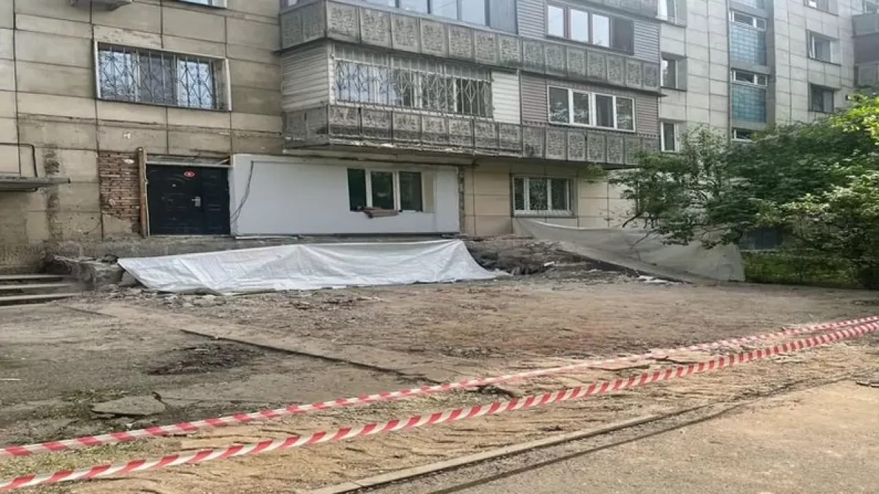 Незаконную пристройку снесли в Алматы  