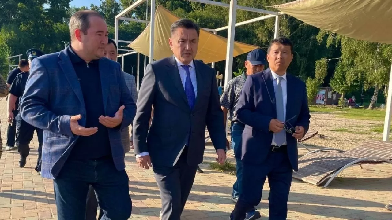 Аким ВКО проинспектировал пляжи Усть-Каменогорска и поручил навести порядок в зонах отдыха 
