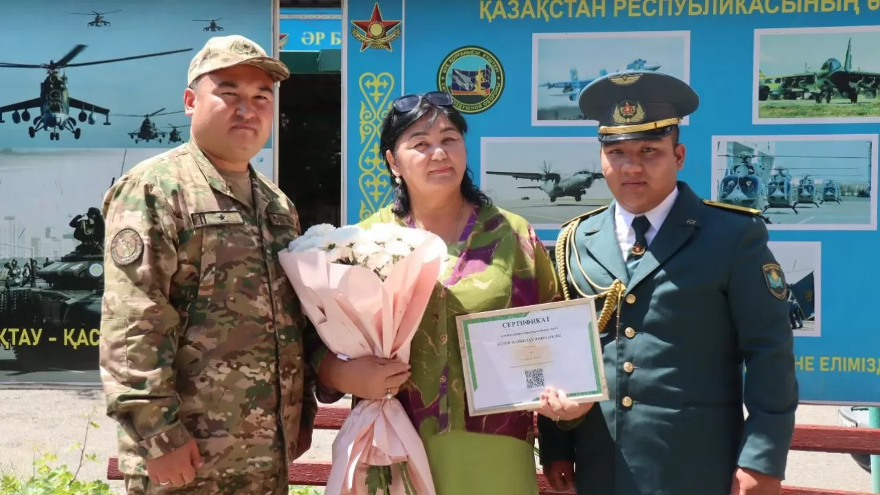 Первые сертификаты на грант вручили срочникам Казахстана 