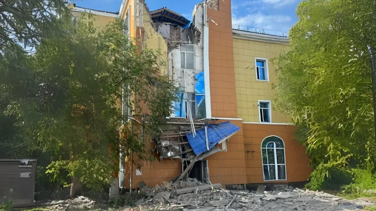 Қарағандының орталығында ғимарат опырылып түсіп, 15 жұмысшы эвакуацияланды