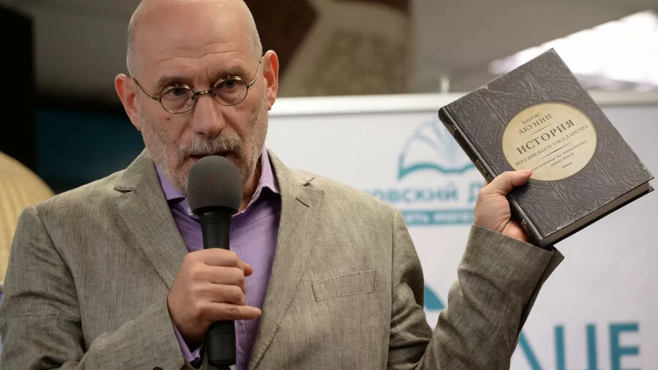 Писателя Бориса Акунина заочно приговорили к 14 годам колонии