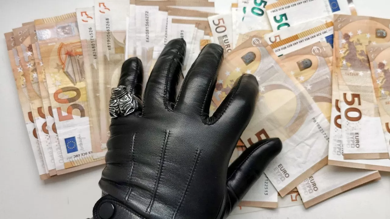 Кто чаще всех берет взятки в Казахстане: свежая статистика  