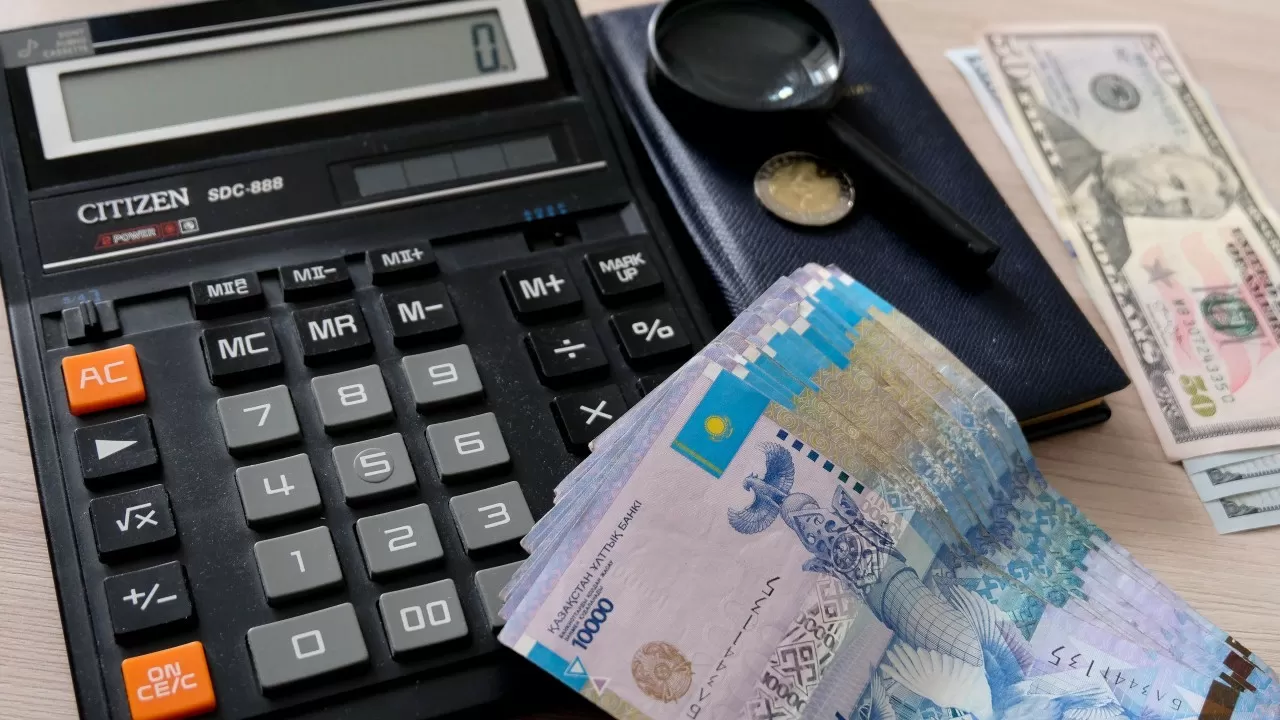 Где казахстанцы получают самые высокие и низкие зарплаты  