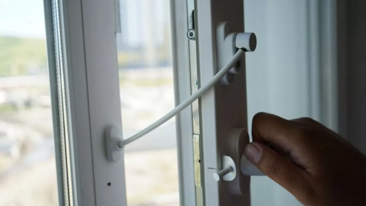 Төтенше жағдайлар министрлігі пәтерлерге терезе құлпын орнатуды бастады