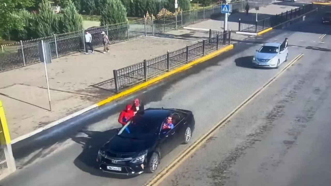 Герои Marvel в Уральске нарушили ПДД 