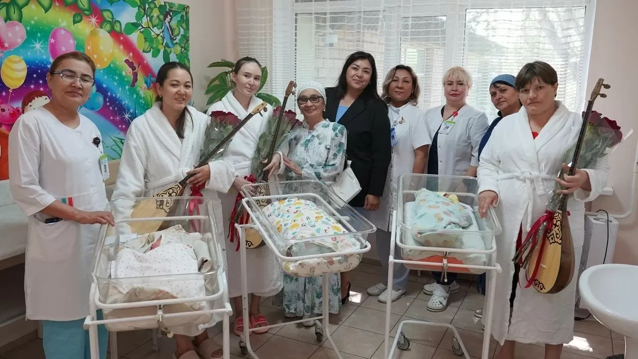 В Астане новорожденным ко Дню домбры подарили по музыкальному инструменту