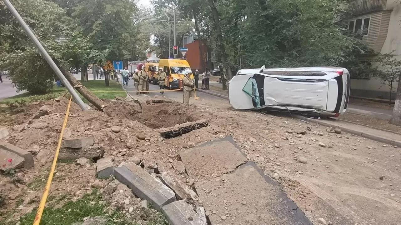 Алматыда газ құбыры жарылып, көлікті төңкеріп жіберген