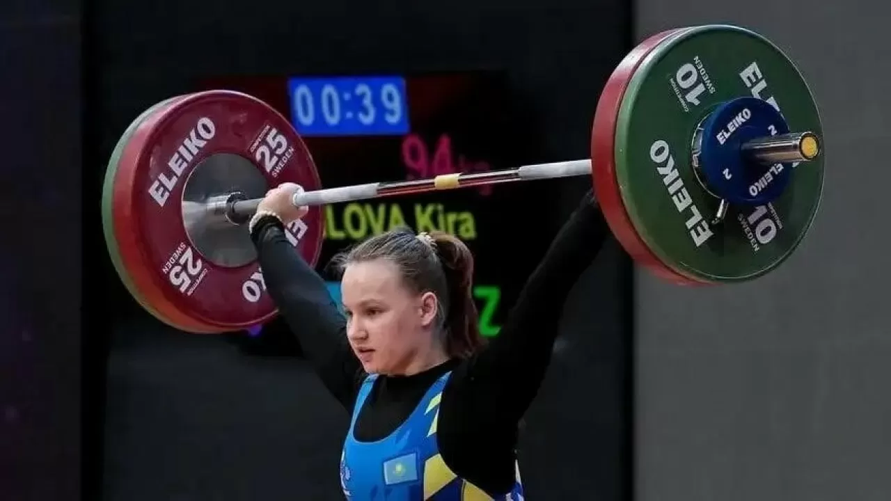 Казахстанка Кира Данилова выиграла золото ЧА по тяжелой атлетике 
