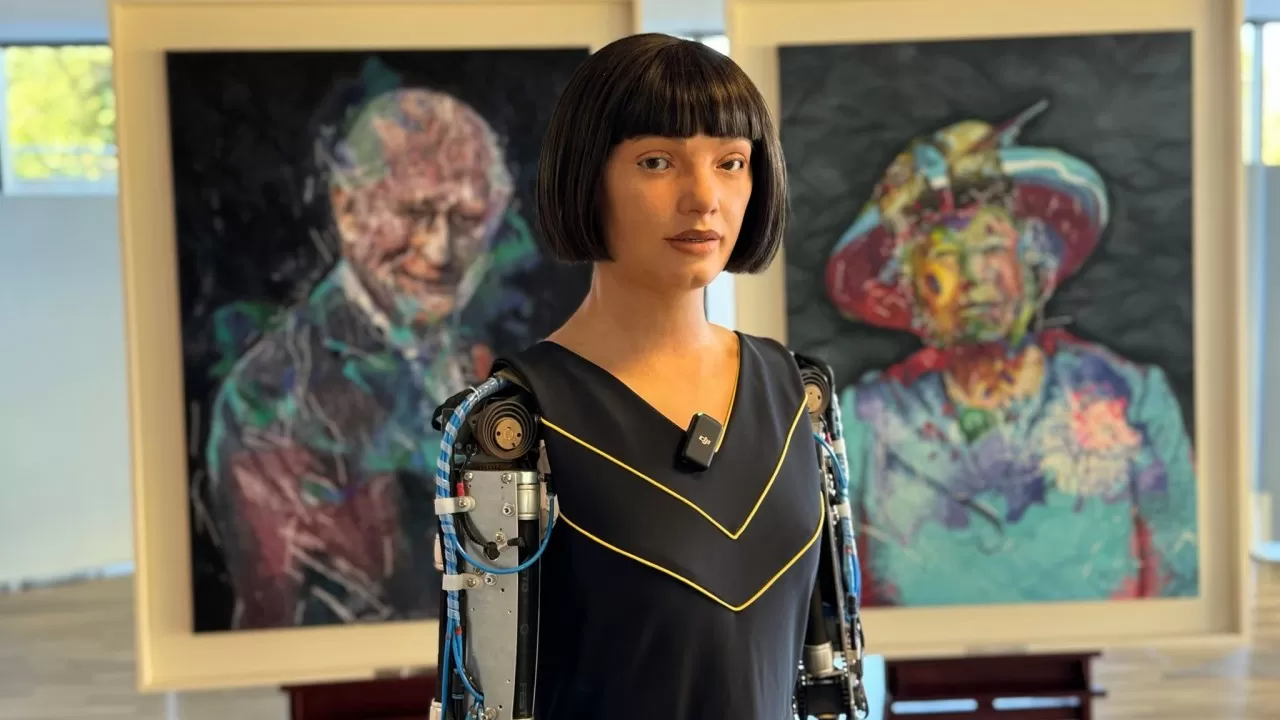 Робот Ai-Da написала портрет короля Карла и произнесла речь в ООН