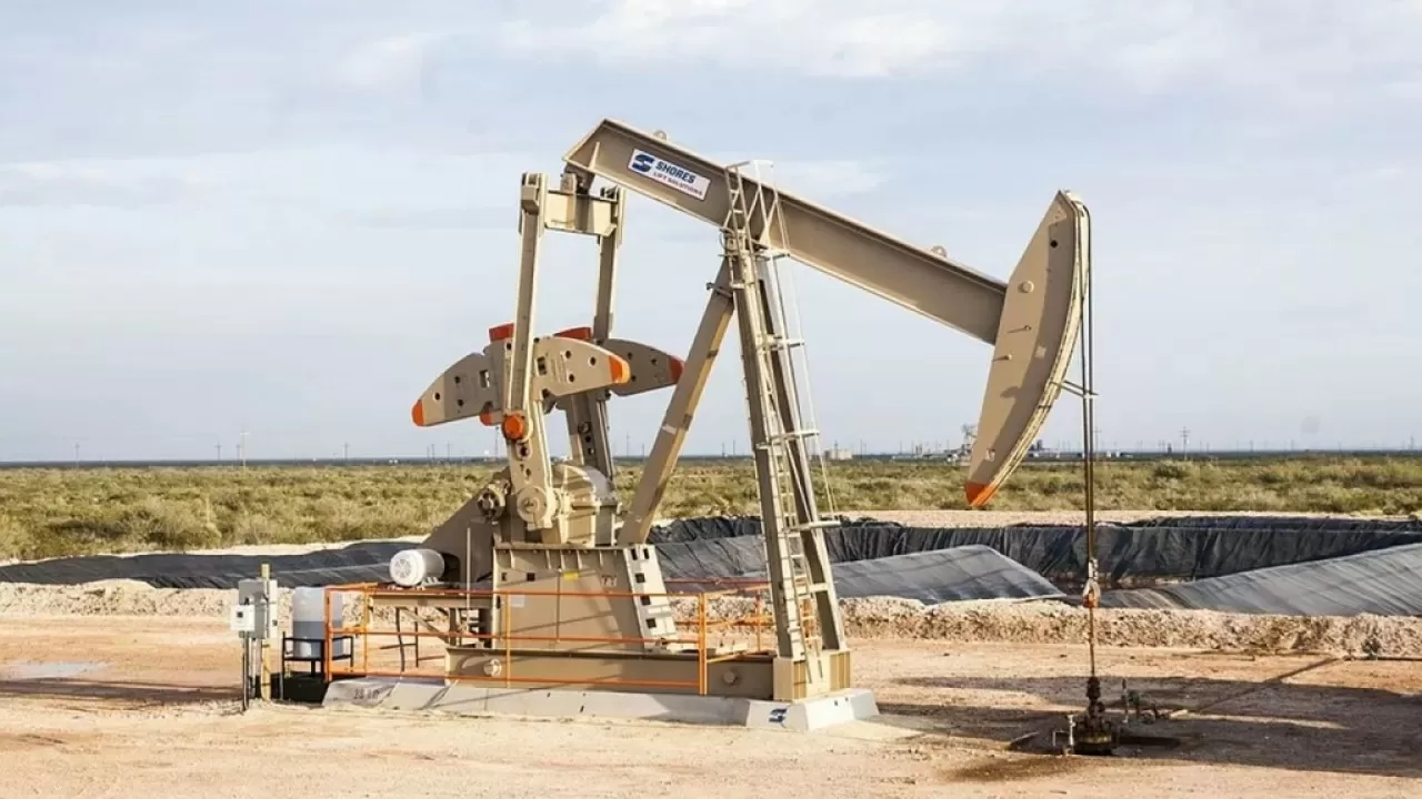 Нефть падает на фоне признаков слабого спроса в США 