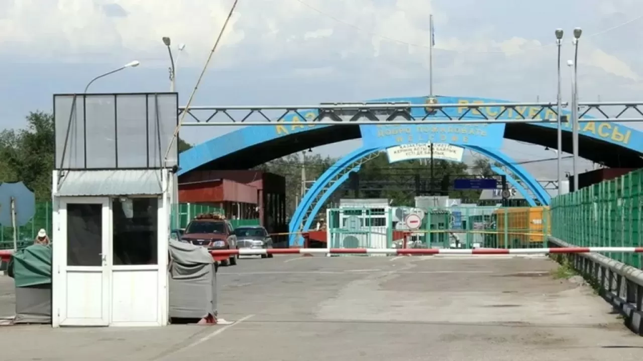 Откровенная дискриминация по национальному признаку: кыргызстанцы о поборах на казахстанской границе