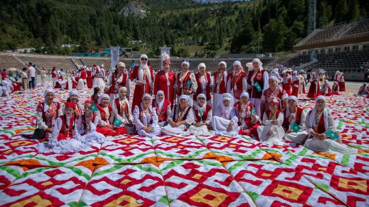 Одеяло, которым можно укрыть более 100 человек, сшили мастерицы Абайской области