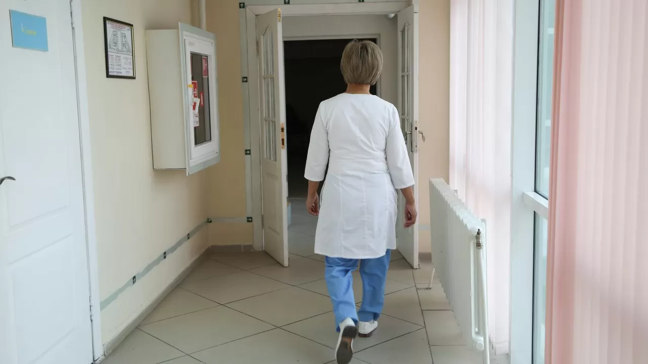 Полиция начала дежурство в медучреждениях Казахстана
