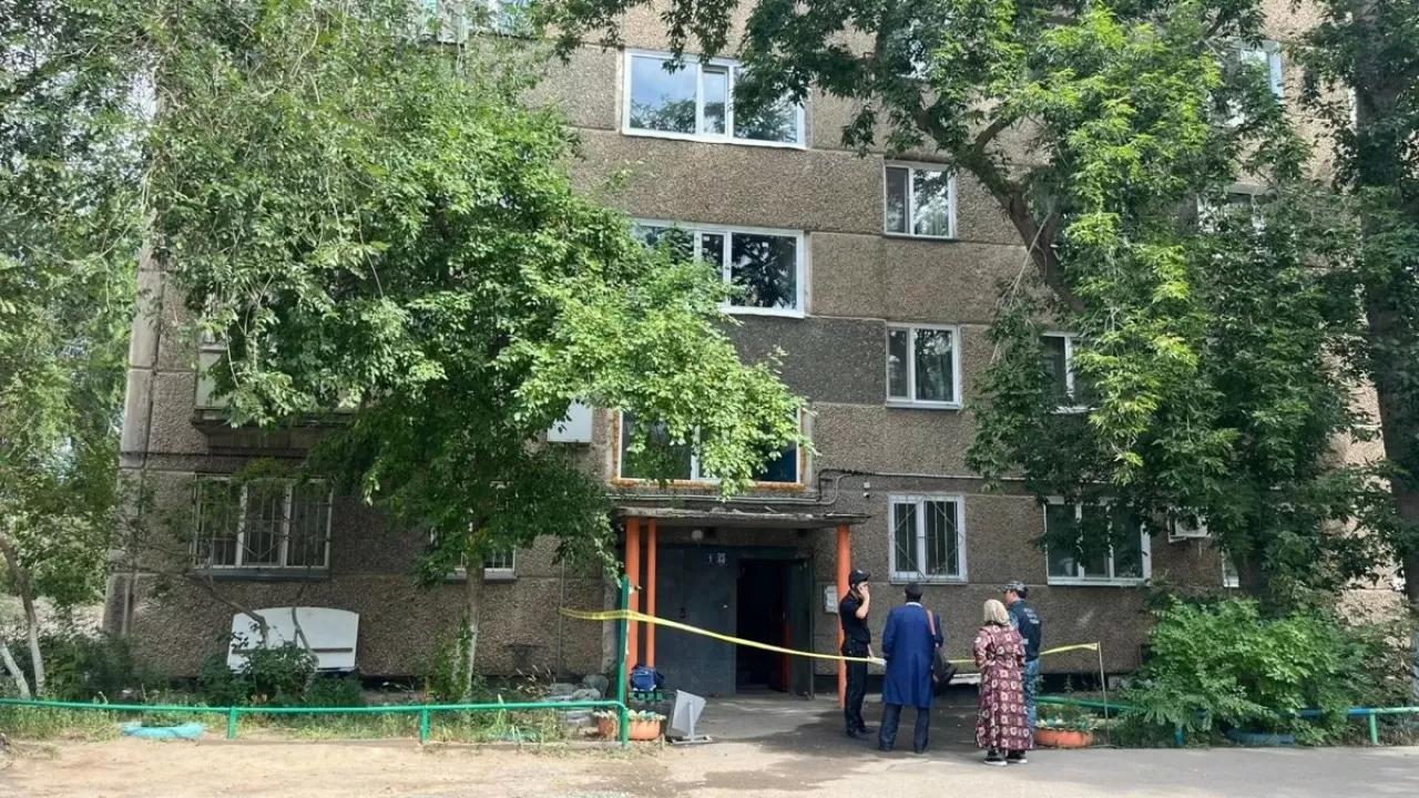 Павлодарлық келіншек 2 баласын терезеден лақтырып, артынан өзі де секіріп кеткен 