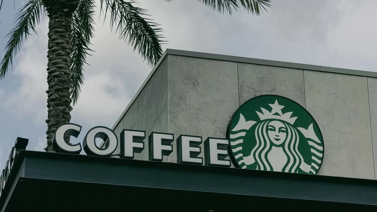 Как Starbucks борется с удаленкой и увольняет "несогласных"  