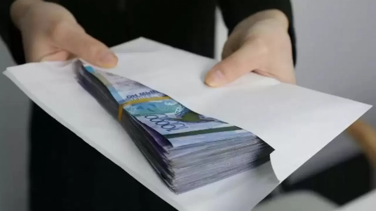 Шығыс Қазақстанда пробация қызметкері пара алып жатқан жерінен ұсталды