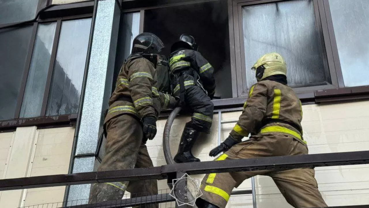 Гигантский пожар вспыхнул в Астане ночью 