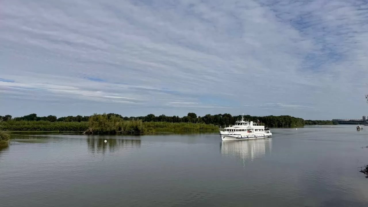 Омский губернатор прибыл в Казахстан по воде 