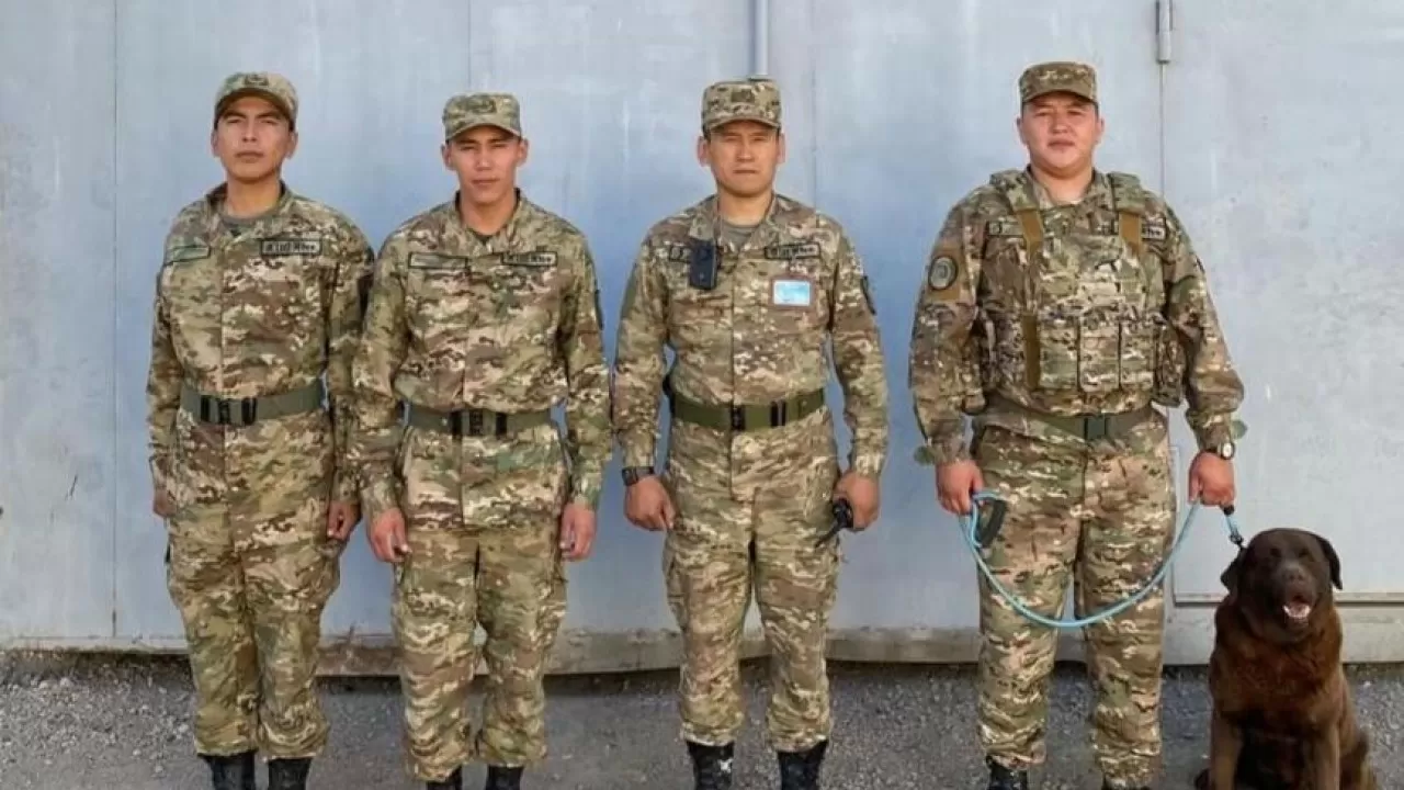 Грузовик с телефонами задержали гвардейцы у колонии Караганды 