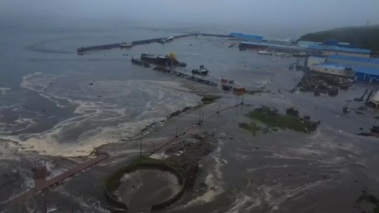 Цунами обрушилось на Камчатку после мощного землетрясения