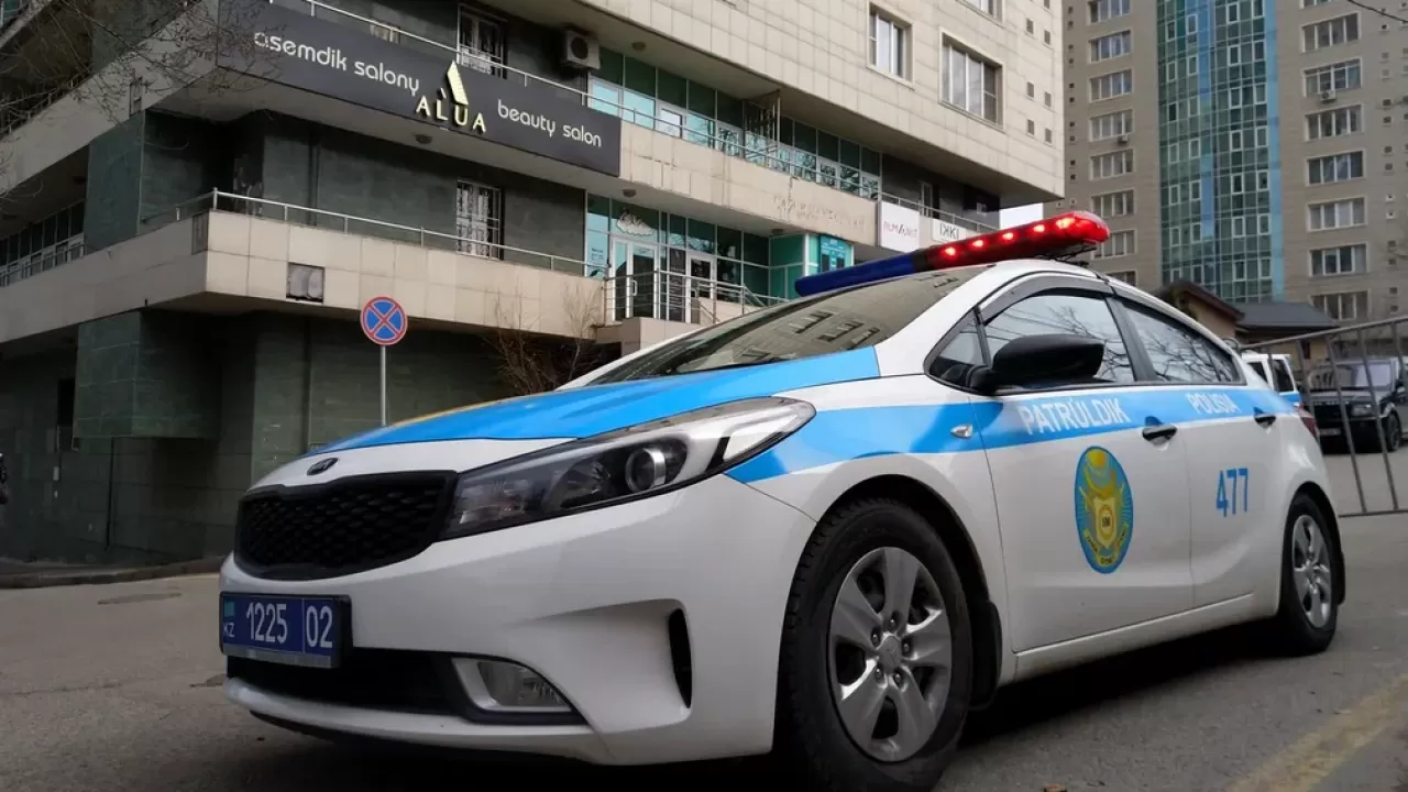 Алматы полицейлері қызметтік көлікте толғағы келген әйелді босандырып алды