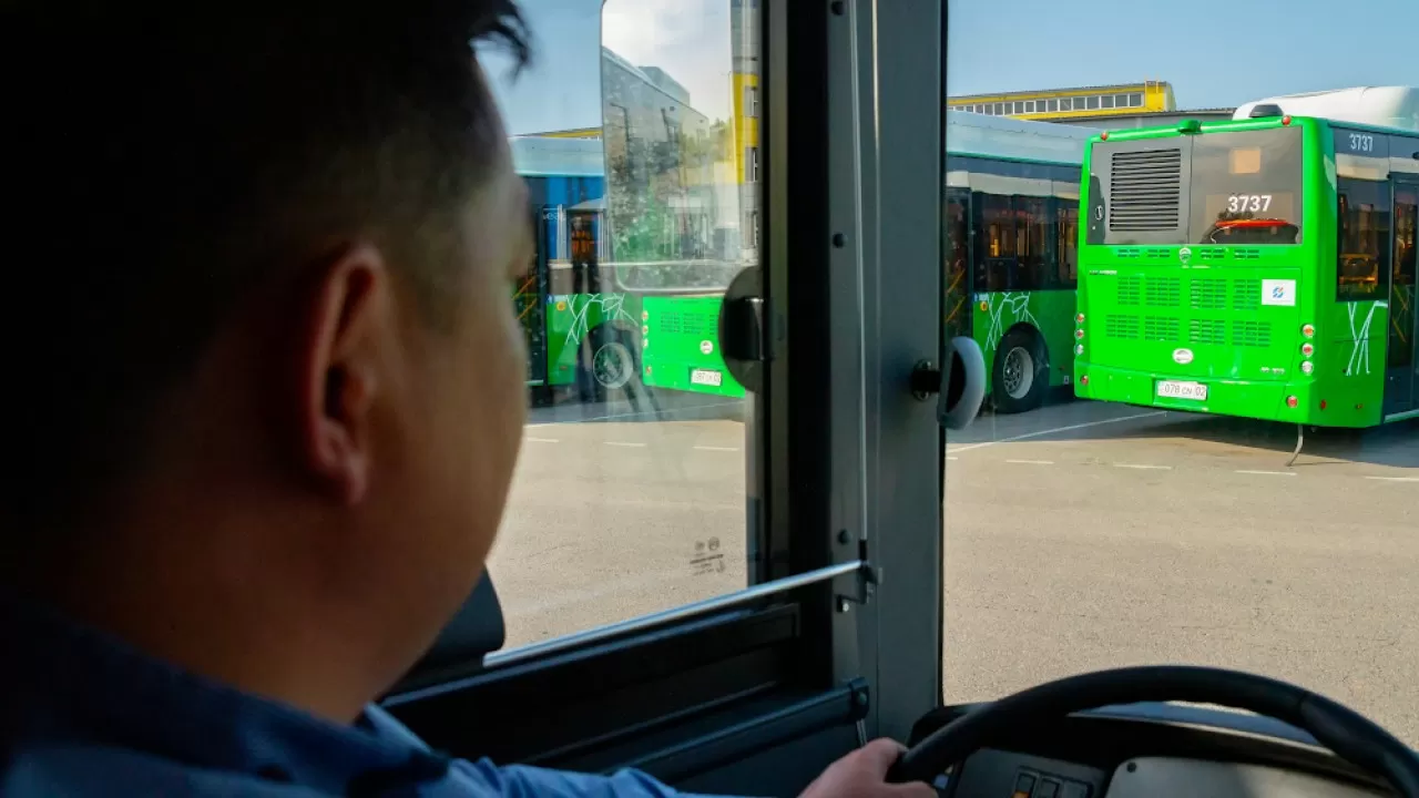 В Усть-Каменогорске некоторые горожане будут ездить на автобусах бесплатно