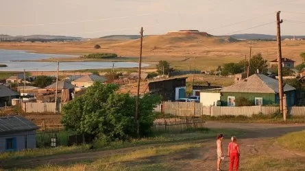 Халық тіршіліктің негізгі көзі болмаған соң ауылдардан көше бастады