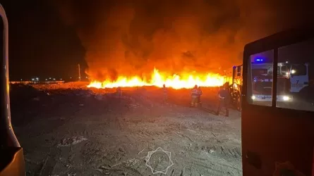 В Астане всю ночь боролись с пожаром на мусорном полигоне  