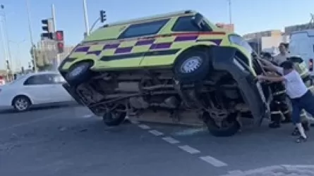 Астананың қақ ортасында жедел жәрдем көлігі аударылды