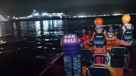 Бали жағалауында адамдар мінген паром суға батып кетті 