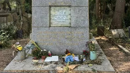 "Капитализм победил": Лабубу возложили на могилу Карла Маркса