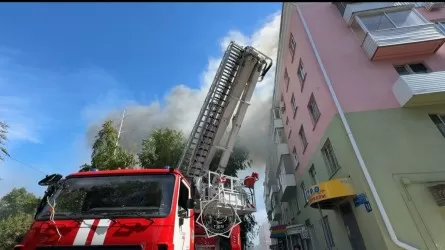 Кровля пятиэтажки сгорела полностью в Усть-Каменогорке