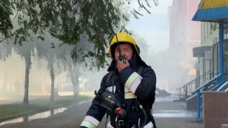 В Усть-Каменогорске горит кровля пятиэтажного дома 