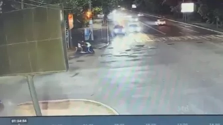 Мопед жүргізушісі полицейді қағып, қашып кеткен