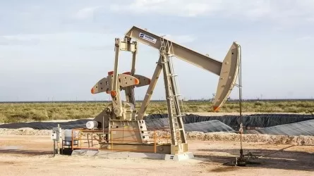 Нефть падает на фоне признаков слабого спроса в США 