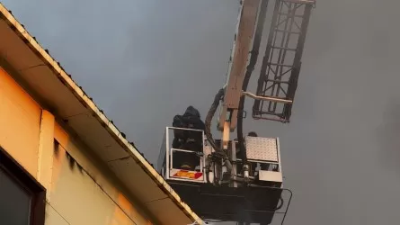 Астанадағы 3 қабатты базардың өртін өшіру қиынға соқты