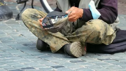 Целая семья принуждала инвалидов к попрошайничеству в Актау 