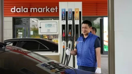 Qazaq Oil компаниясының топ-менеджерлері жанармай құю бекетінде жұмыс істеді: Ынтымақ күні қалай өтті 