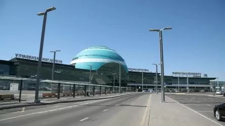Ұшаққа кешігіп келіп, полицейге тіл тигізген жолаушы сотталды