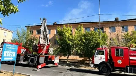 Кровля жилого дома пылала на большой площади на юге Казахстана