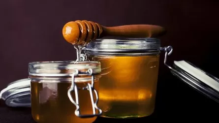 Врач рассказала, опасно ли заменять сахар медом 
