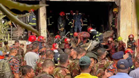 Бангладеште әскери ұшақ мектеп пен колледж үстіне құлап кетті